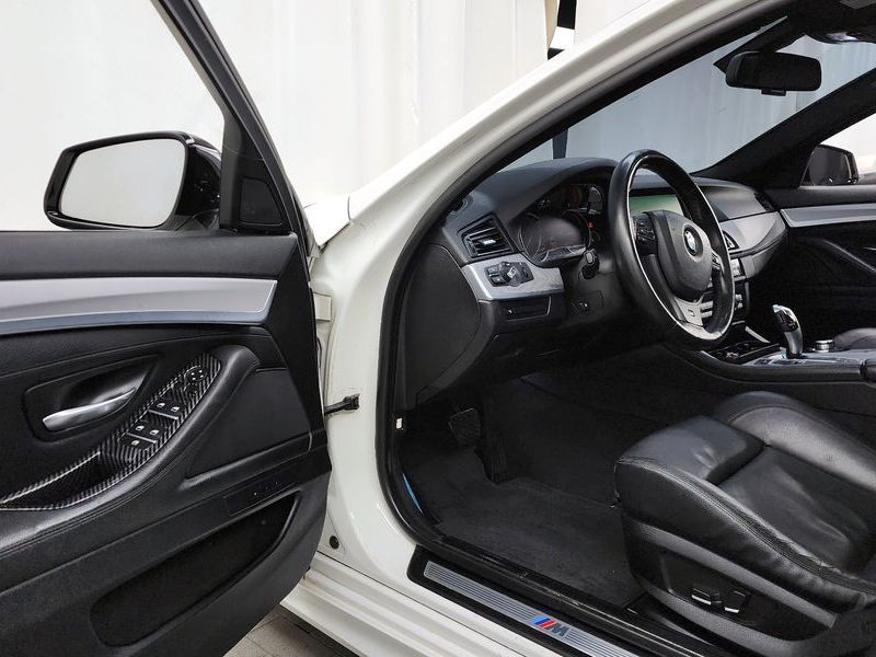 2013 BMW 5 Series 520d M Sport photo 10