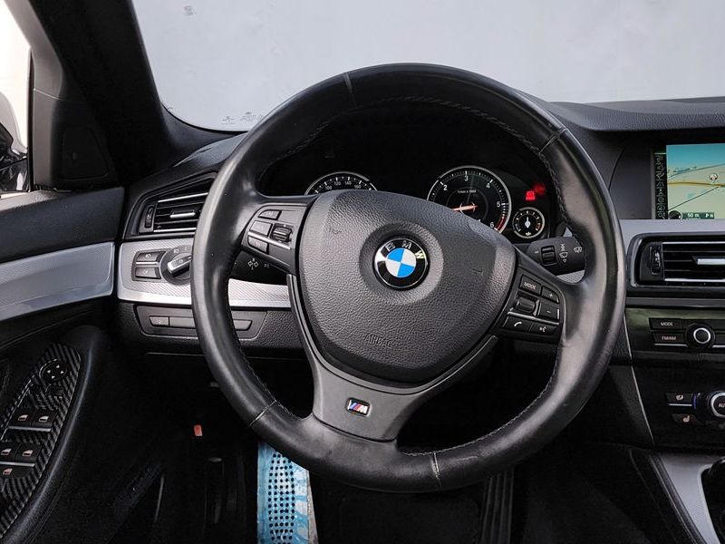 2013 BMW 5 Series 520d M Sport photo 13