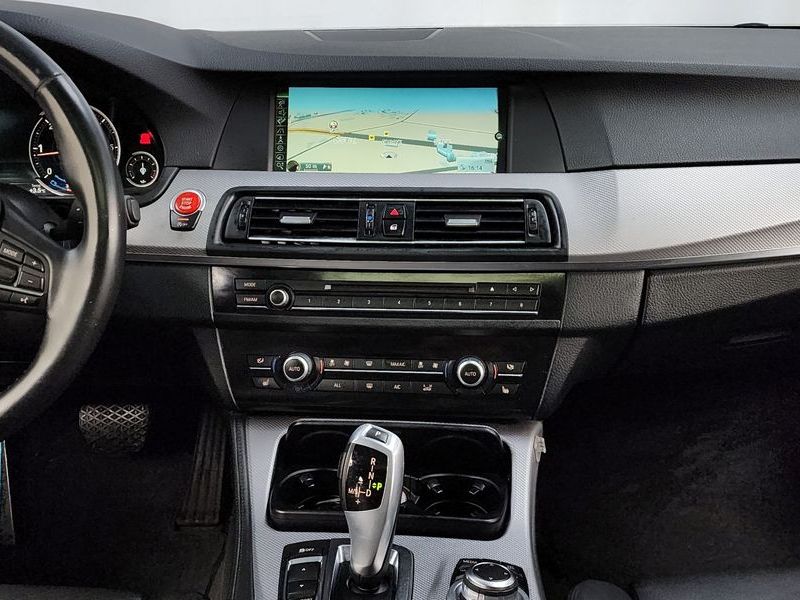 2013 BMW 5 Series 520d M Sport photo 14