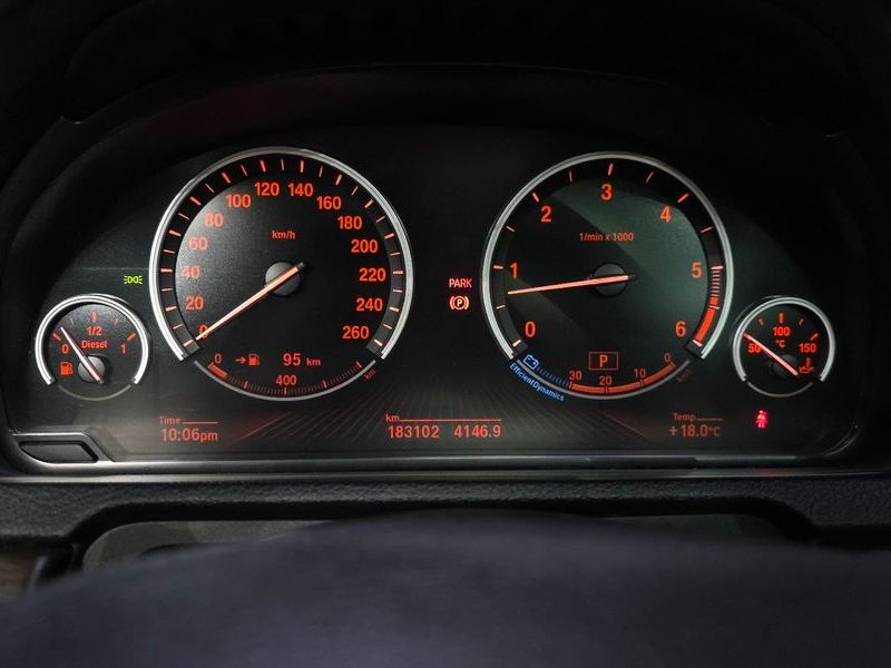 2013 BMW 5 Series GT 30d photo 8