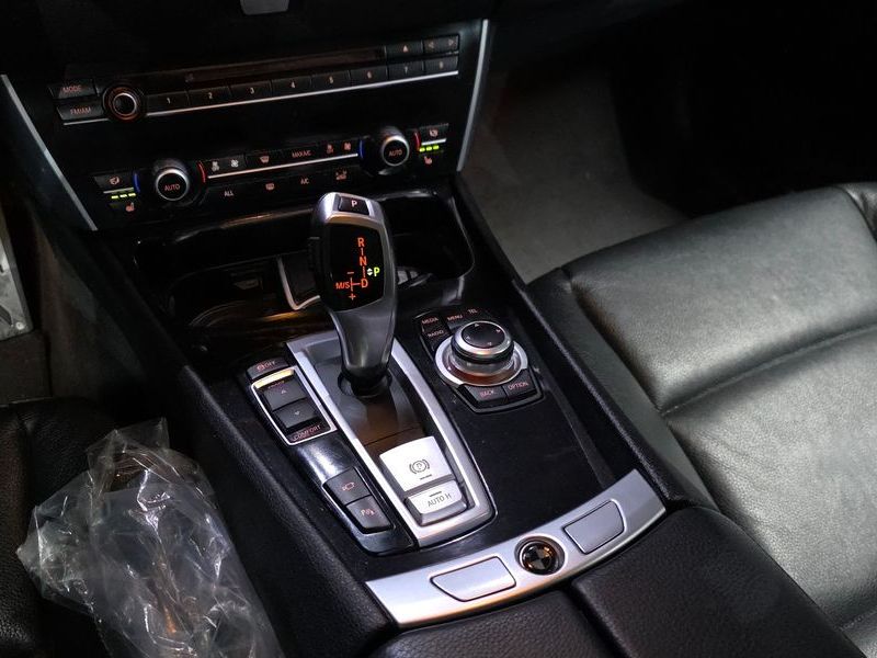 2013 BMW 5 Series GT 30d photo 9