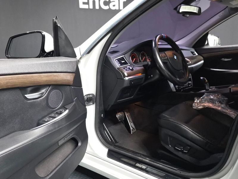 2013 BMW 5 Series GT 30d photo 10