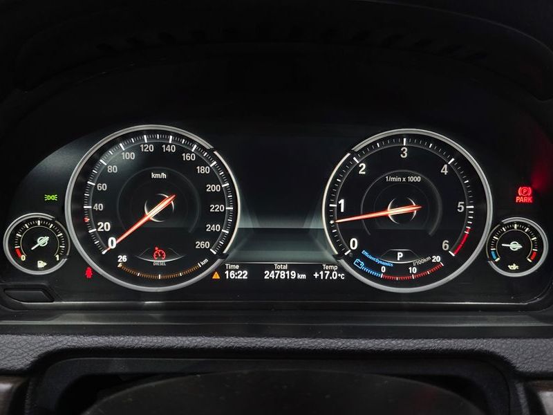 2013 BMW 5 Series GT 30d xDrive photo 8