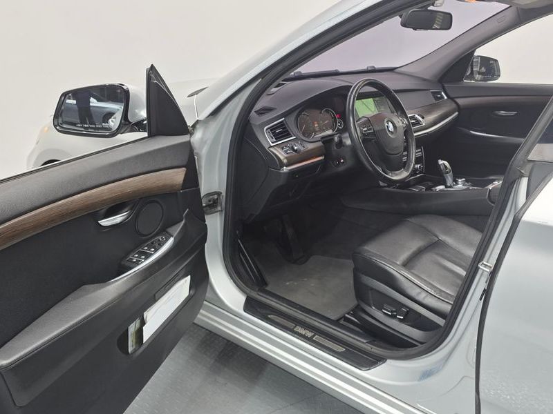 2013 BMW 5 Series GT 30d xDrive photo 11