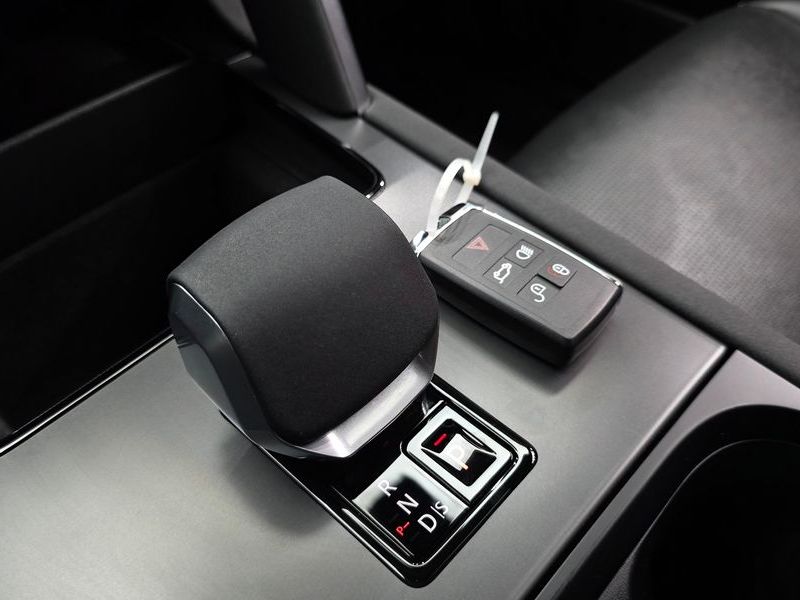2025 Land Rover Discovery Sport P250 Dynamic SE photo 9