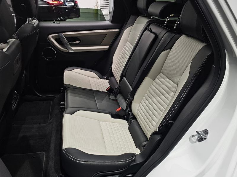 2025 Land Rover Discovery Sport P250 Dynamic SE photo 11