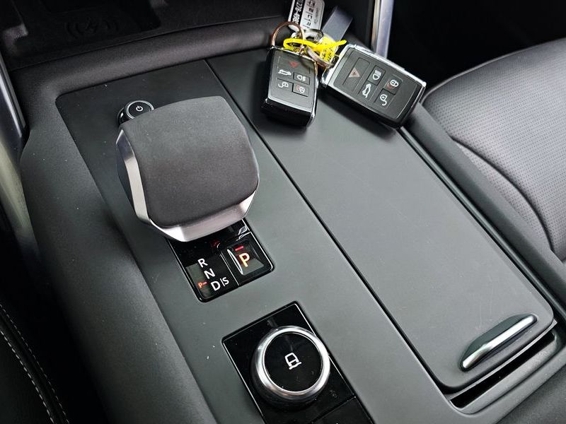 2022 Land Rover Discovery D250 S photo 9