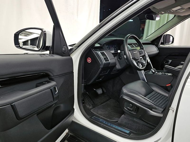 2022 Land Rover Discovery D250 S photo 10