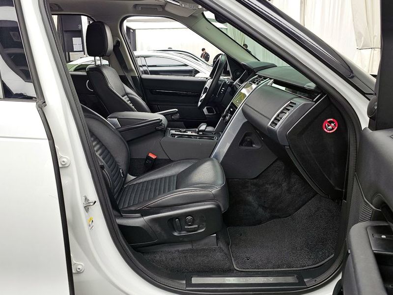 2022 Land Rover Discovery D250 S photo 11