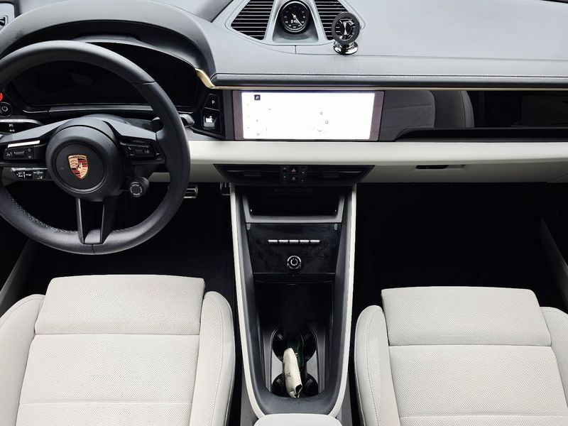 2025 Porsche Macan 4S photo 7