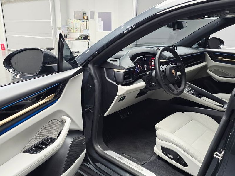 2025 Porsche Macan 4S photo 10