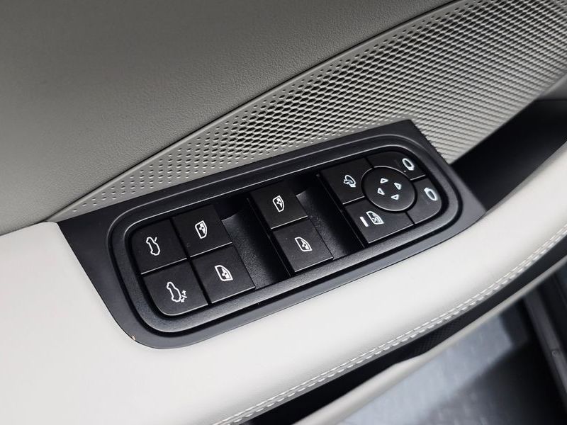 2025 Porsche Macan 4S photo 14