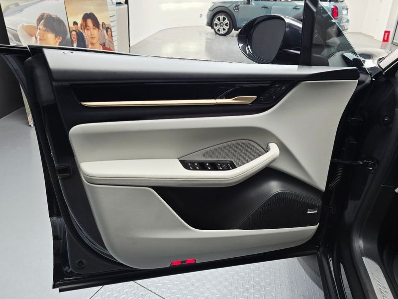 2025 Porsche Macan 4S photo 24