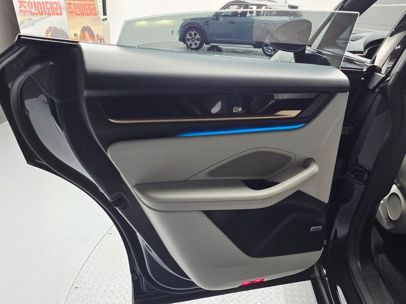2025 Porsche Macan 4S photo 25