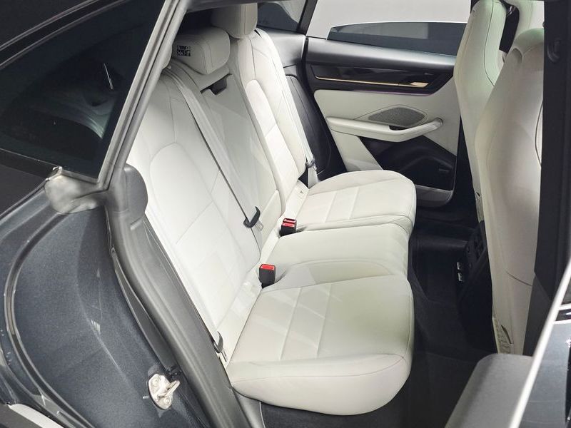 2025 Porsche Macan 4S photo 26