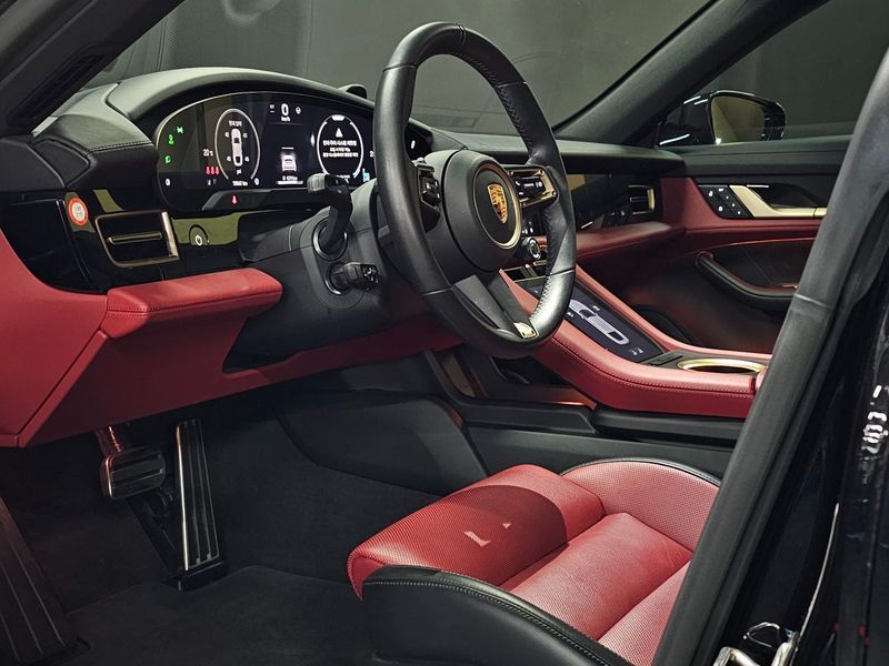 2025 Porsche Taycan 4S photo 10