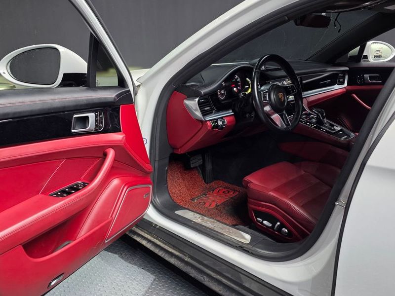 2018 Porsche Panamera 3.0 AWD photo 10
