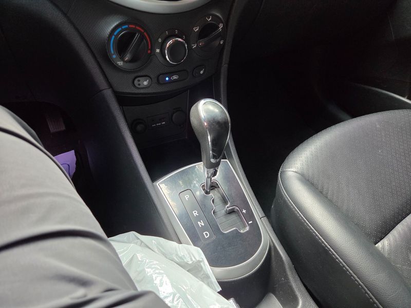 2012 Hyundai Accent Diesel 1.6 VGT Premier photo 16