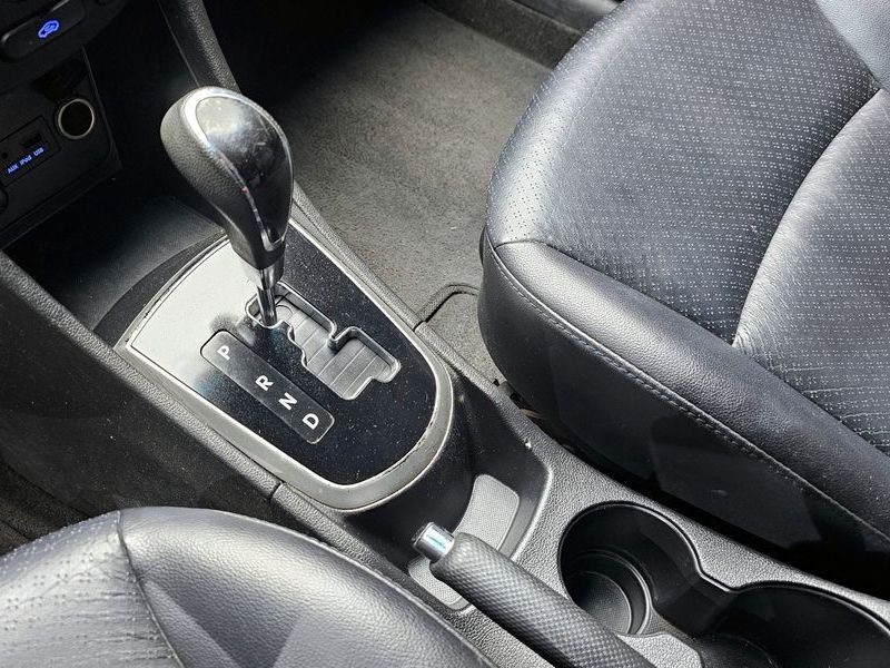 2012 Hyundai Accent Diesel 1.6 VGT Premier photo 9