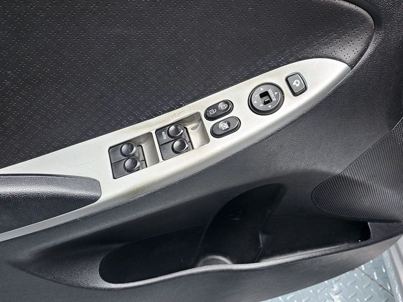 2012 Hyundai Accent Diesel 1.6 VGT Premier photo 16