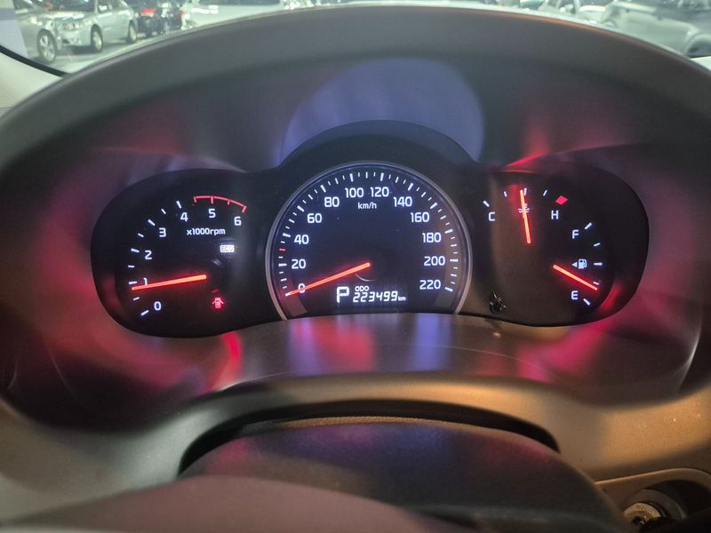 2012 Kia Carnival Grand GLX Premium photo 8
