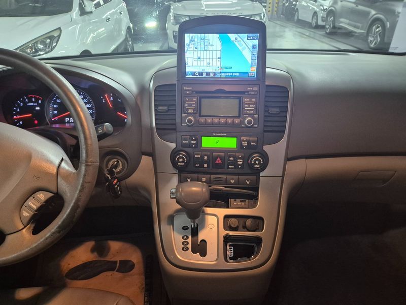 2012 Kia Carnival Grand GLX Premium photo 9