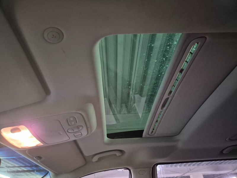 2012 Kia Carnival Grand GLX Premium photo 11