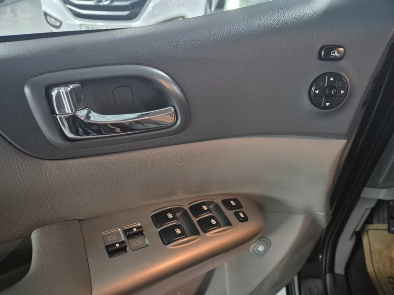 2012 Kia Carnival Grand GLX Premium photo 18