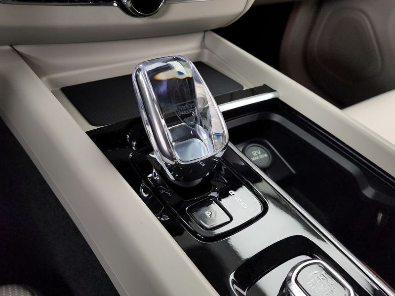 2026 Volvo XC60 B5 Ultra Dark Air Sus photo 9
