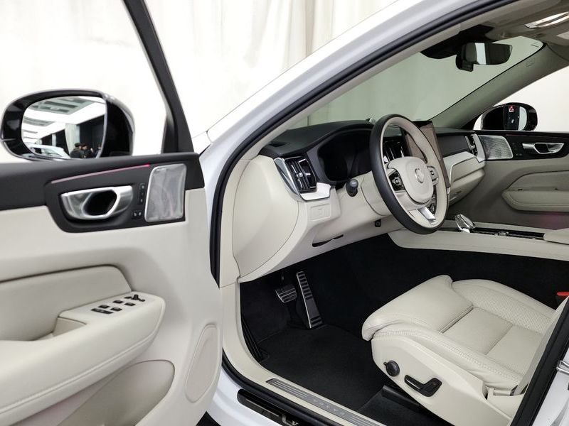 2026 Volvo XC60 B5 Ultra Dark Air Sus photo 10