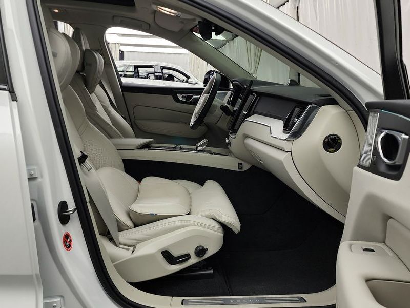 2026 Volvo XC60 B5 Ultra Dark Air Sus photo 11