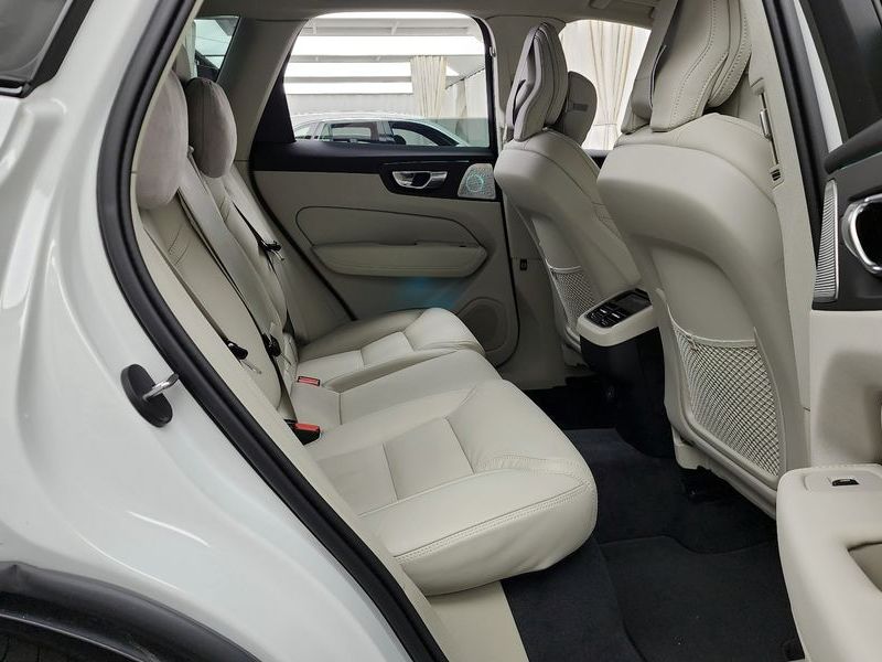 2026 Volvo XC60 B5 Ultra Dark Air Sus photo 12