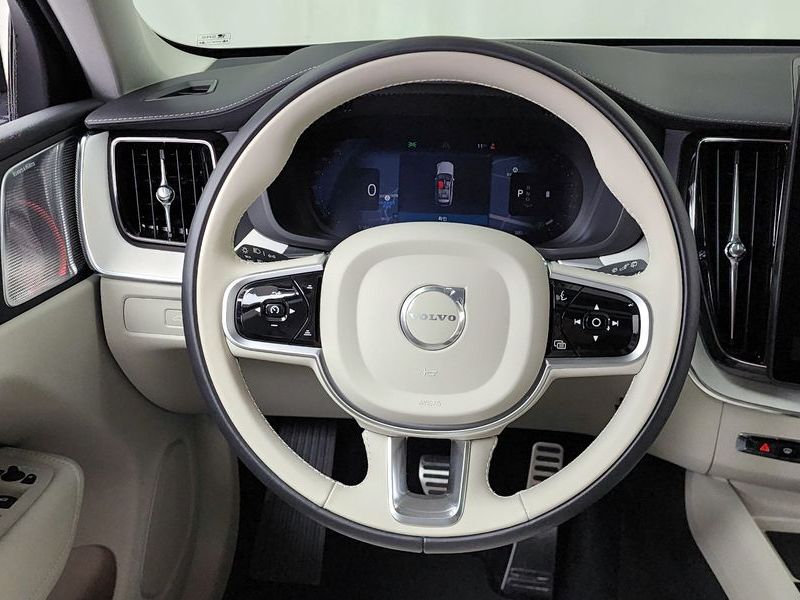 2026 Volvo XC60 B5 Ultra Dark Air Sus photo 13
