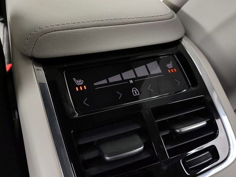2026 Volvo XC60 B5 Ultra Dark Air Sus photo 19