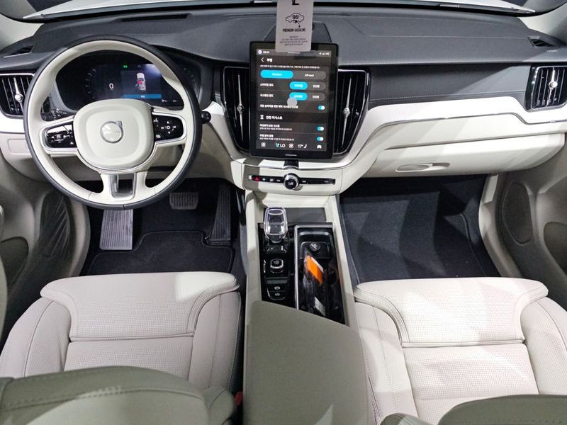 2026 Volvo XC60 B5 Ultra Bright Air Sus photo 7