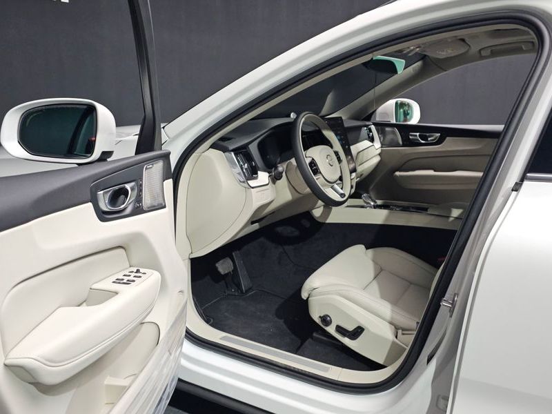2026 Volvo XC60 B5 Ultra Bright Air Sus photo 10