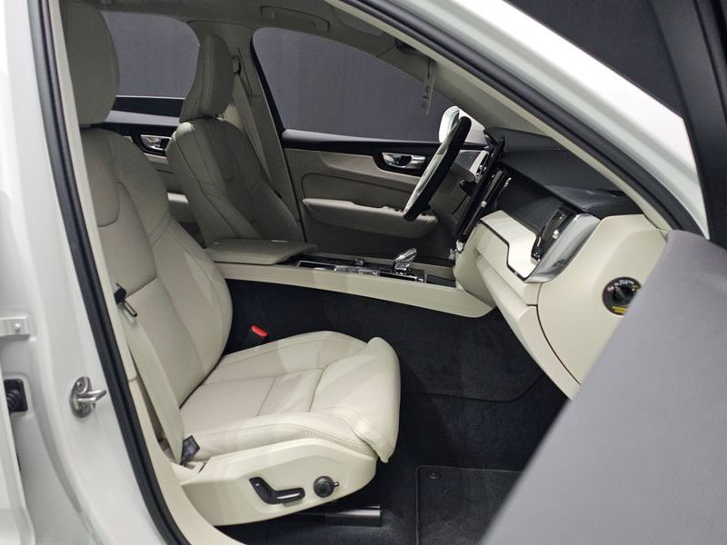 2026 Volvo XC60 B5 Ultra Bright Air Sus photo 11