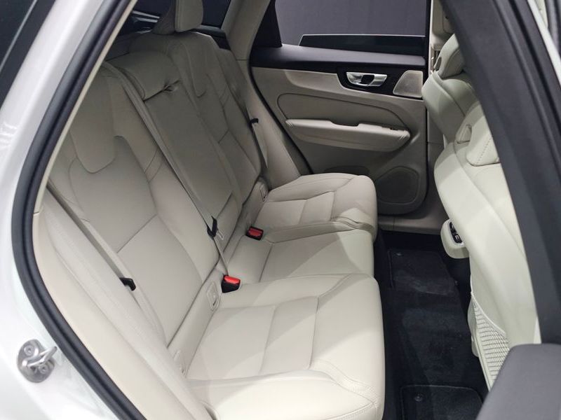 2026 Volvo XC60 B5 Ultra Bright Air Sus photo 12