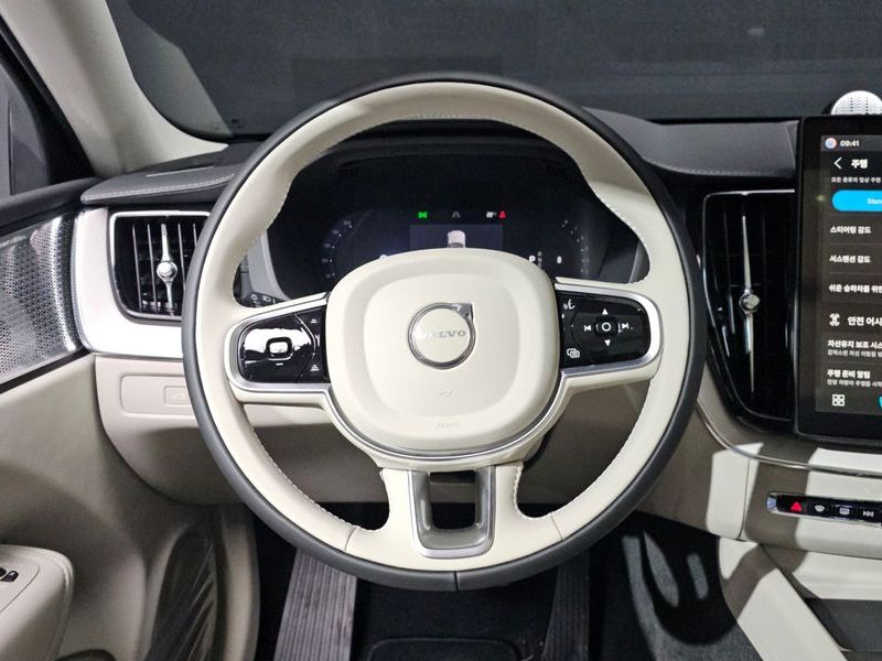 2026 Volvo XC60 B5 Ultra Bright Air Sus photo 14