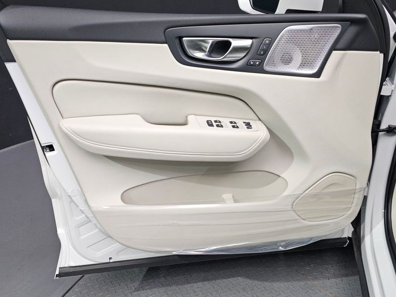 2026 Volvo XC60 B5 Ultra Bright Air Sus photo 24