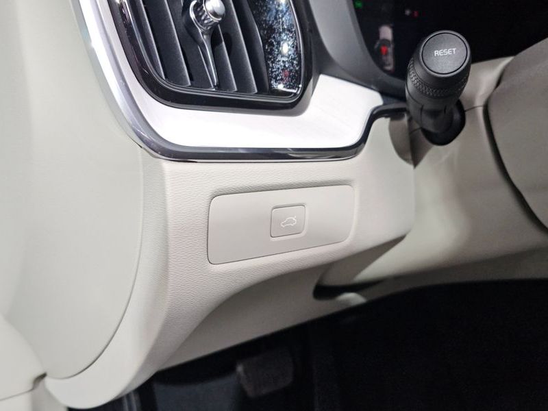2026 Volvo XC60 B5 Ultra Bright Air Sus photo 26