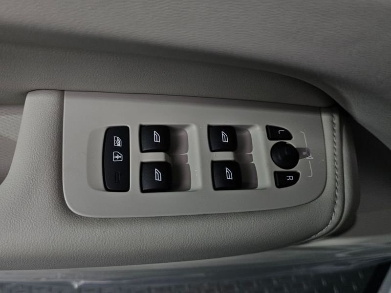2026 Volvo XC60 B5 Ultra Bright Air Sus photo 28