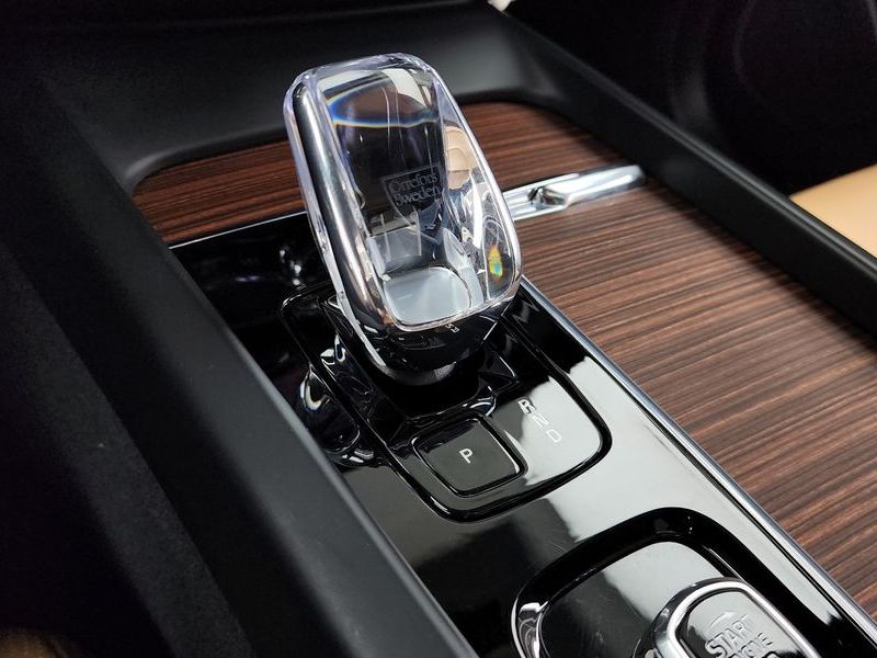 2025 Volvo XC60 T8 Ultra Bright photo 9
