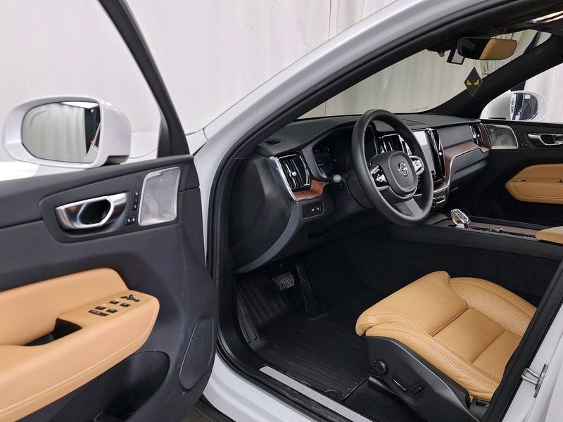 2025 Volvo XC60 T8 Ultra Bright photo 10