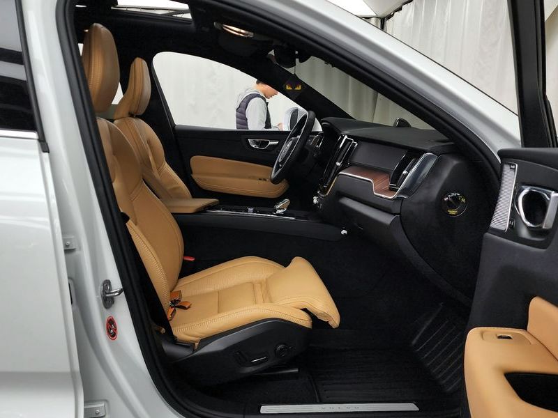 2025 Volvo XC60 T8 Ultra Bright photo 11