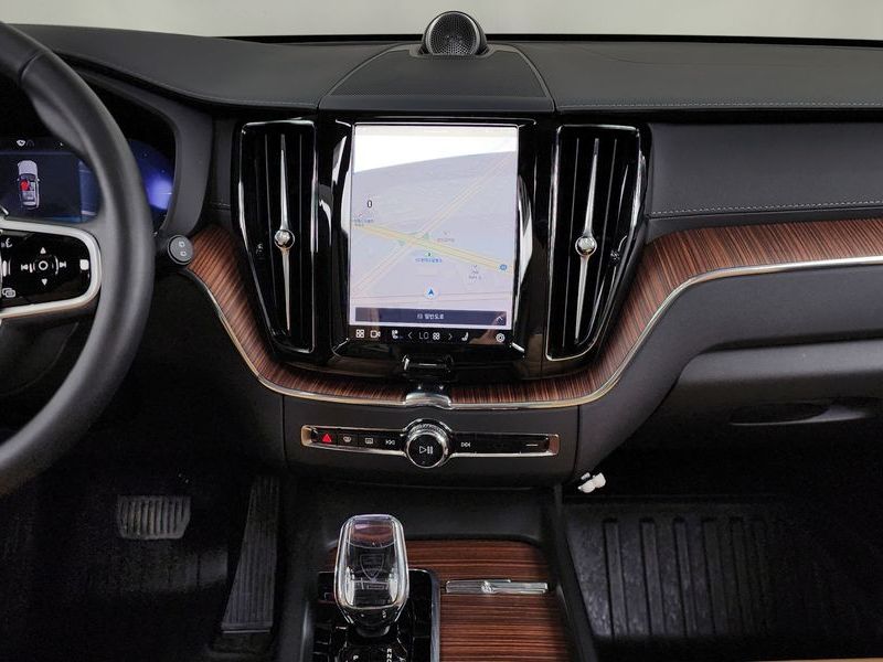 2025 Volvo XC60 T8 Ultra Bright photo 14