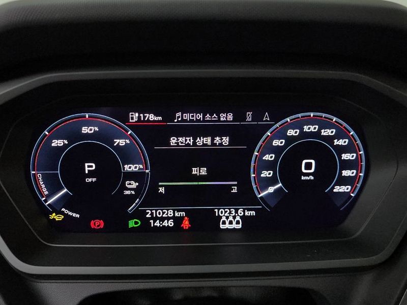 2025 Audi e-tron 45 Premium photo 8