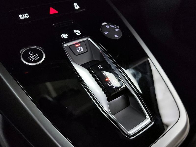 2025 Audi e-tron 45 Premium photo 9
