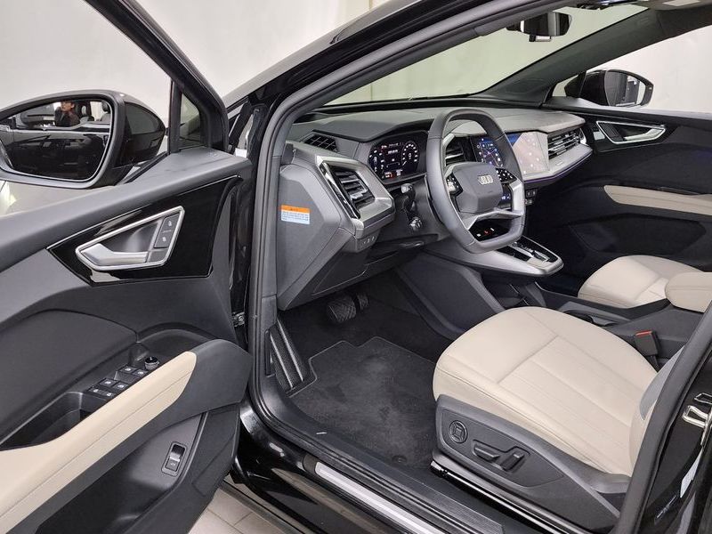 2025 Audi e-tron 45 Premium photo 10