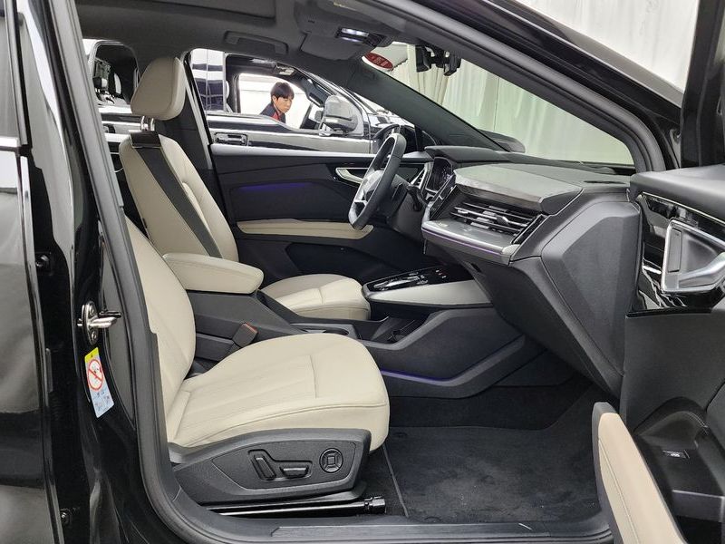2025 Audi e-tron 45 Premium photo 11